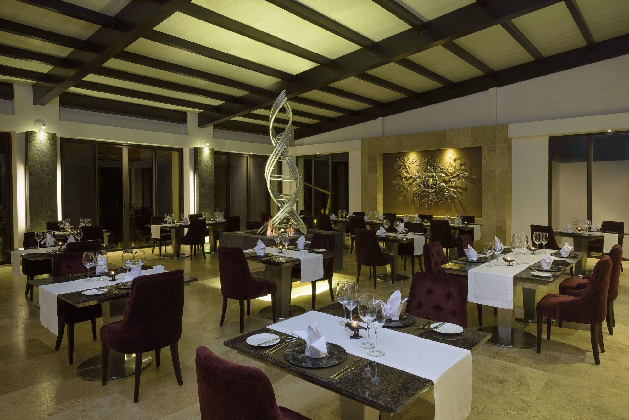 Pikaia Lodge Santa Cruz Island ร้านอาหาร รูปภาพ