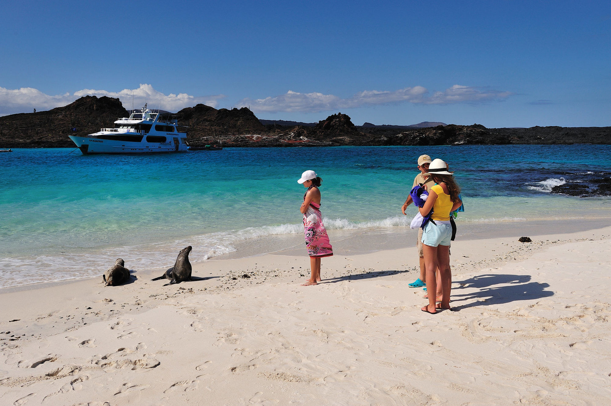 Pikaia Lodge Santa Cruz Island ภายนอก รูปภาพ