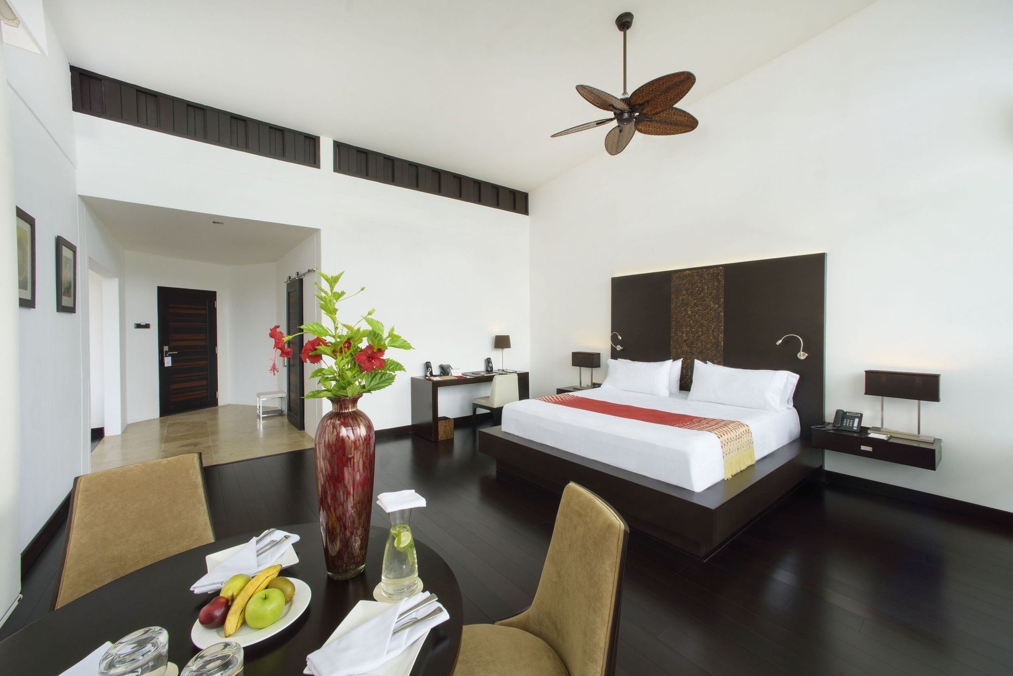 Pikaia Lodge Santa Cruz Island ภายนอก รูปภาพ