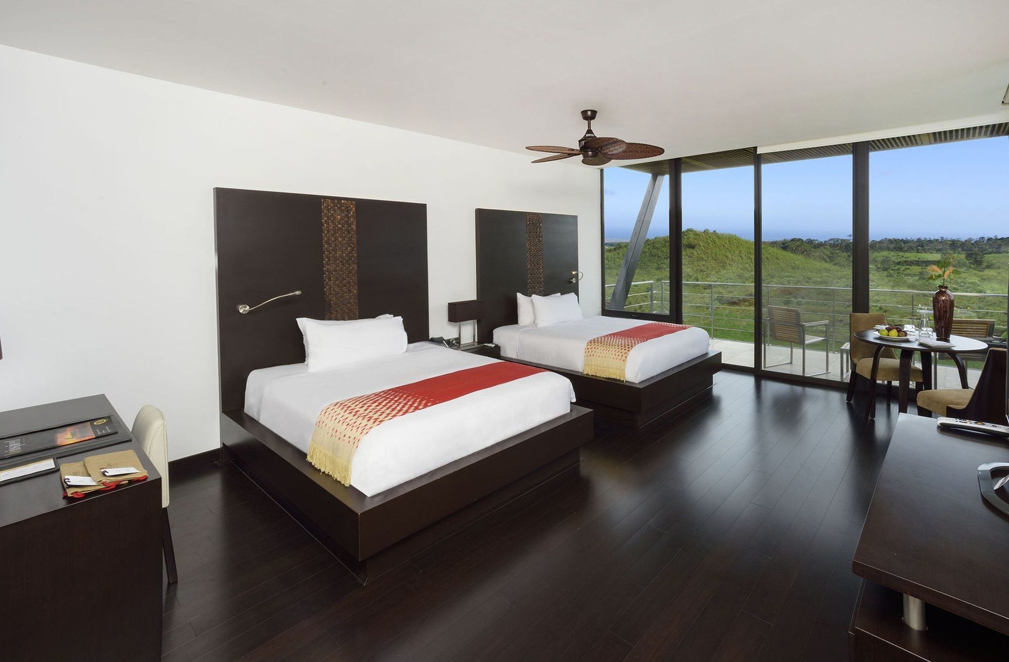 Pikaia Lodge Santa Cruz Island ภายนอก รูปภาพ